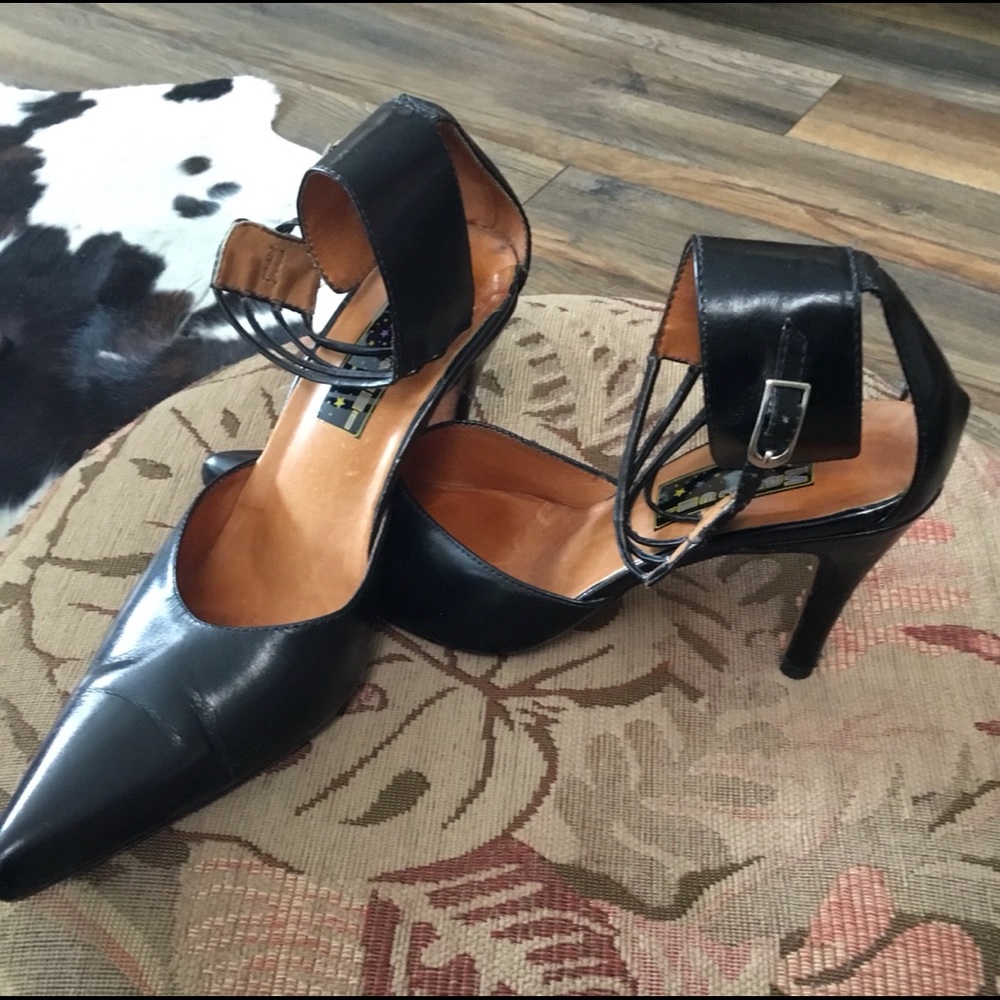 Ankle strap heeled point-toe pumps in black leather